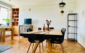 Apartament z widokiem na Pałac i Kościół.
